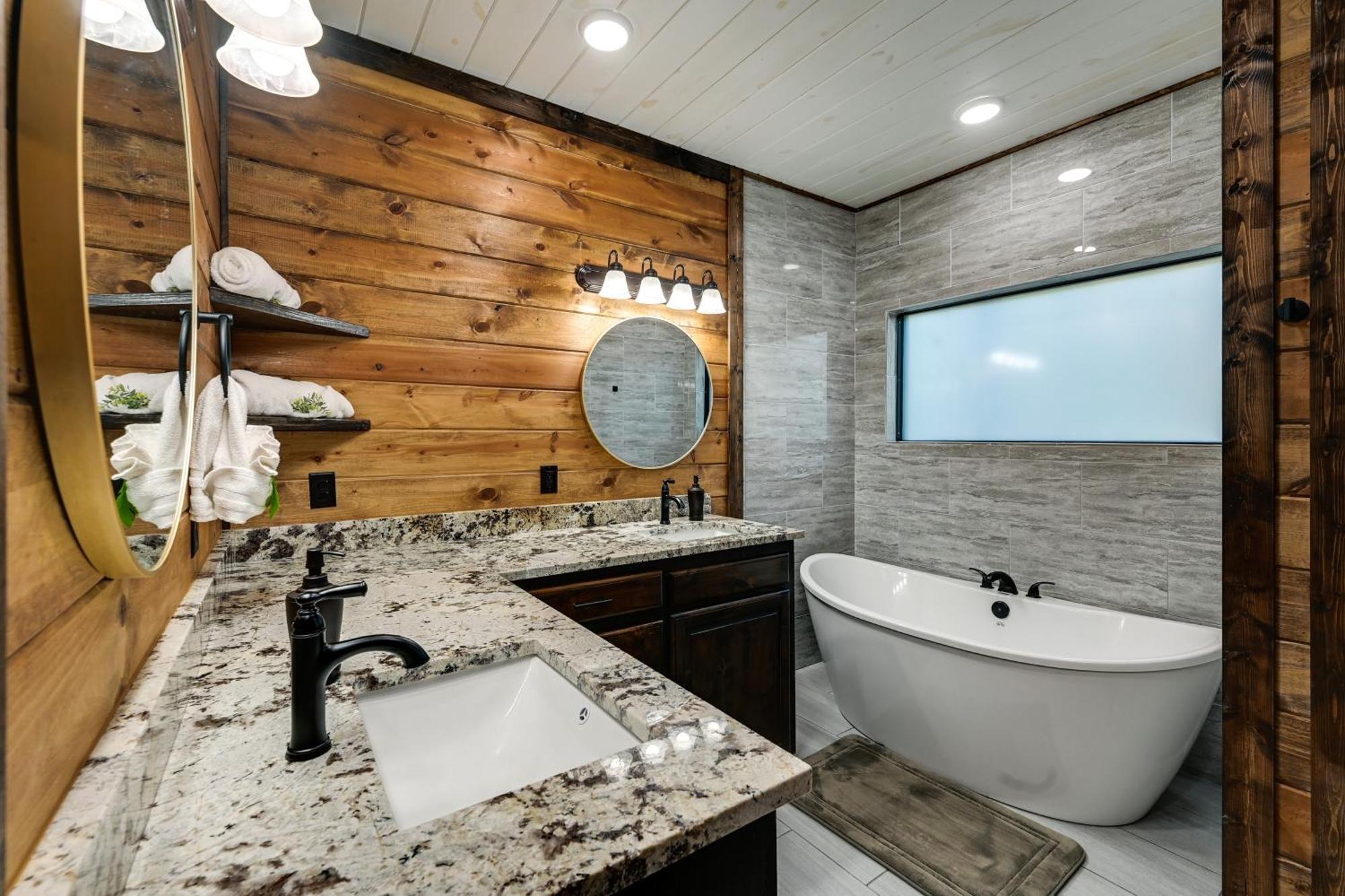 Sleek With Hot Tub 11 Mi To Lake! * Broken Bow