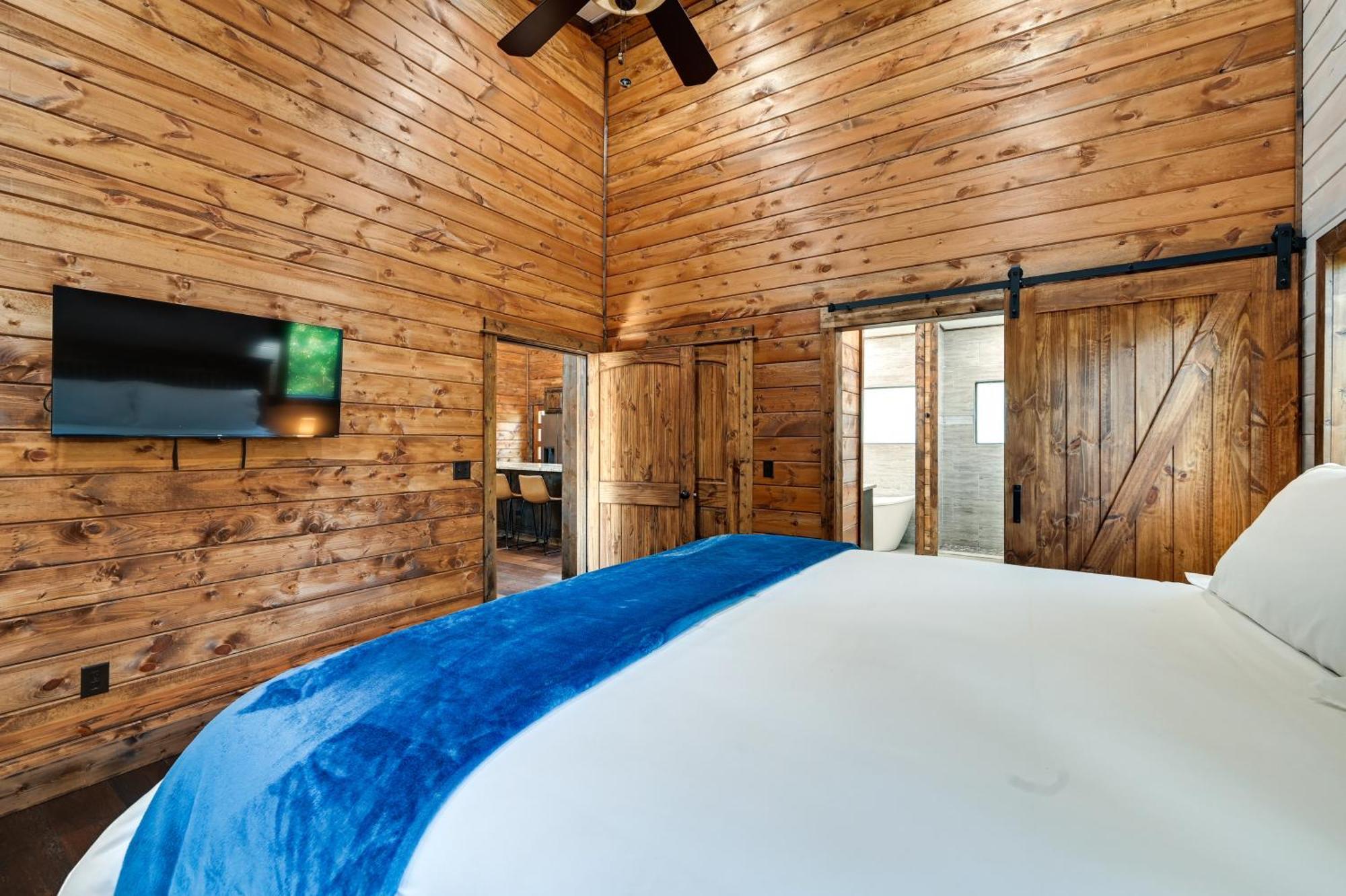 Sleek With Hot Tub 11 Mi To Lake! Hébergement de vacances