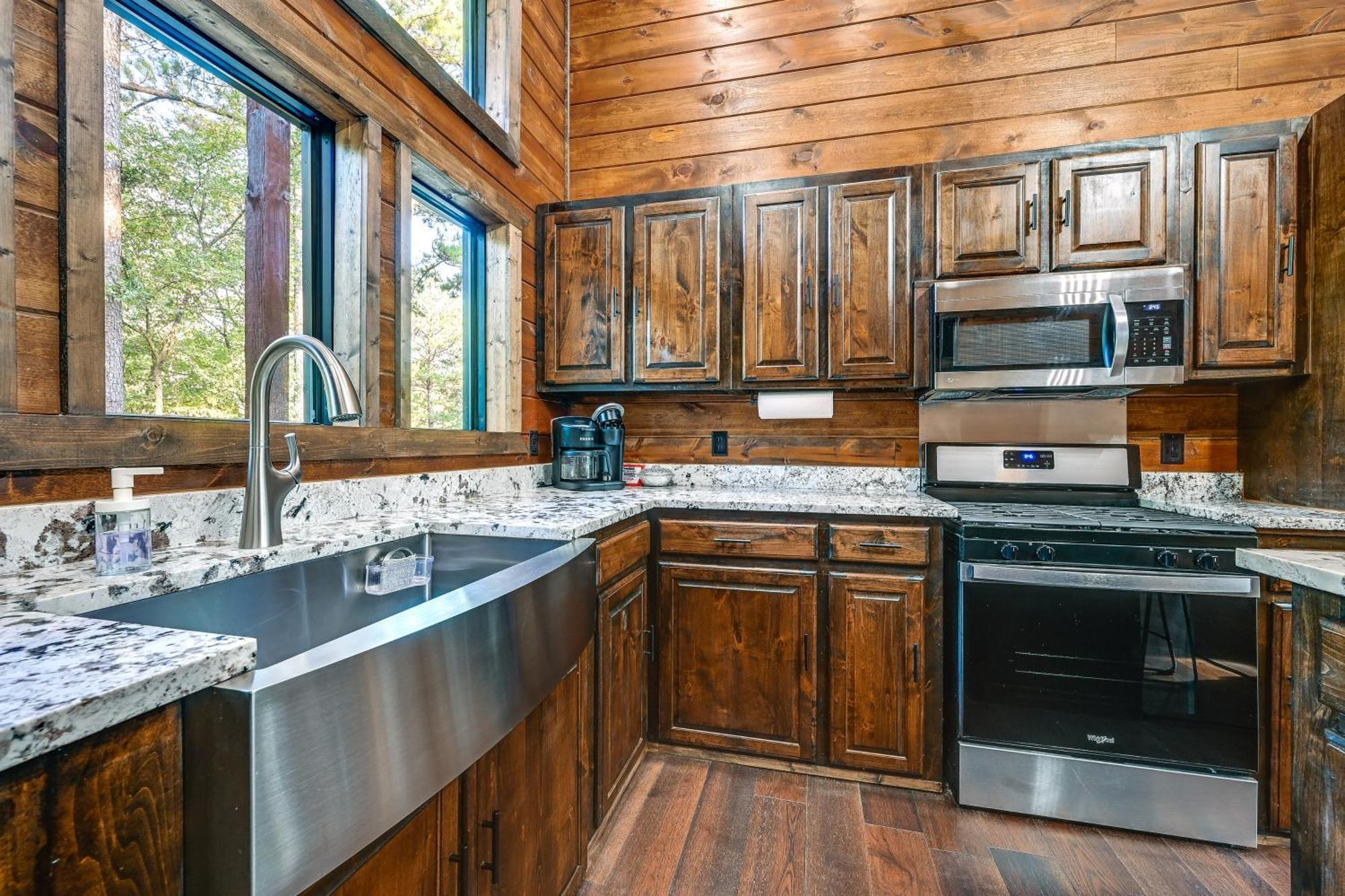 Hébergement de vacances Sleek With Hot Tub 11 Mi To Lake! Broken Bow