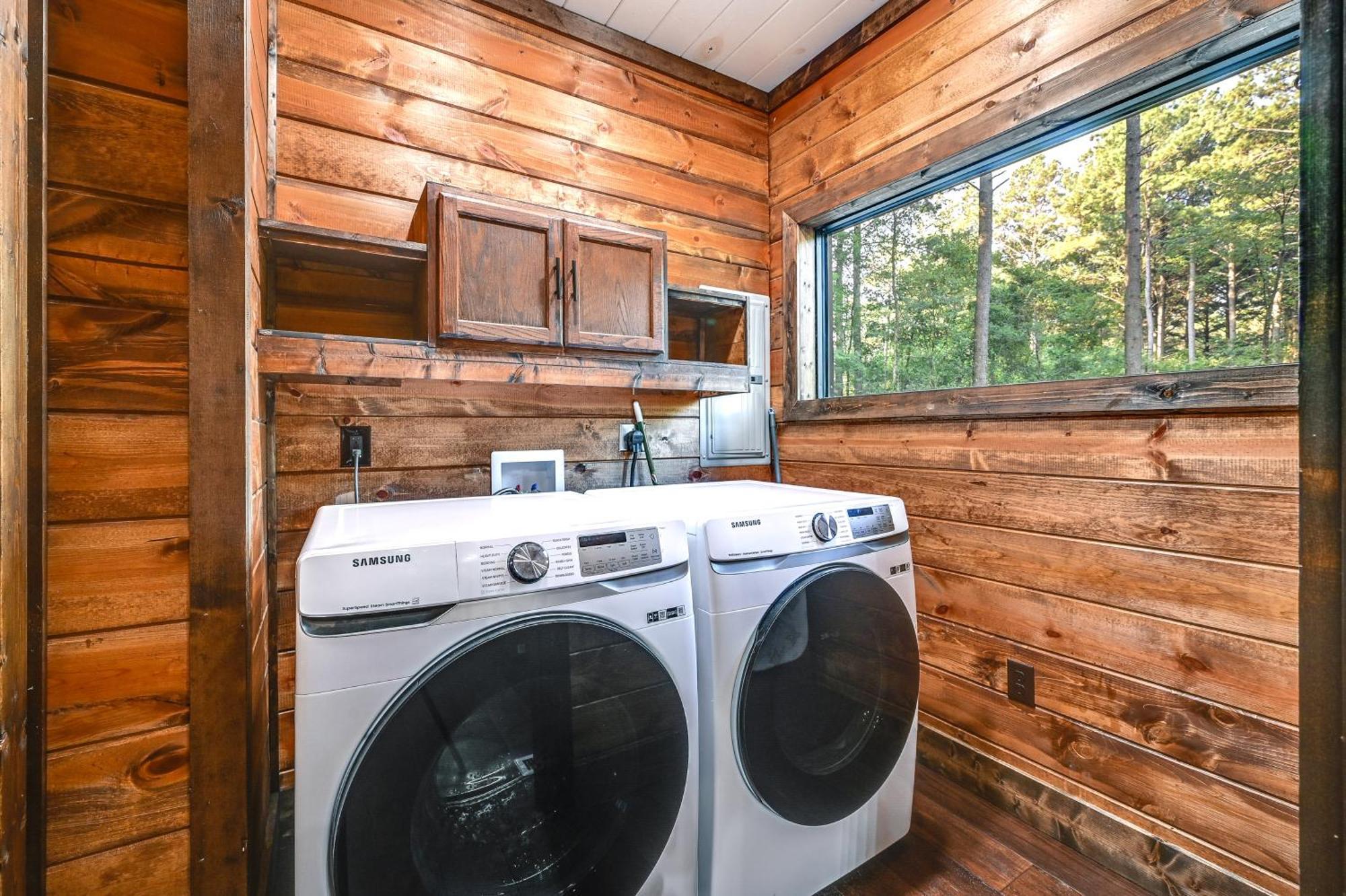 Sleek With Hot Tub 11 Mi To Lake! Broken Bow