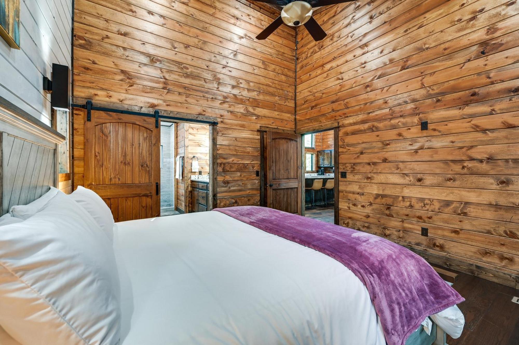 Sleek With Hot Tub 11 Mi To Lake! Hébergement de vacances Broken Bow