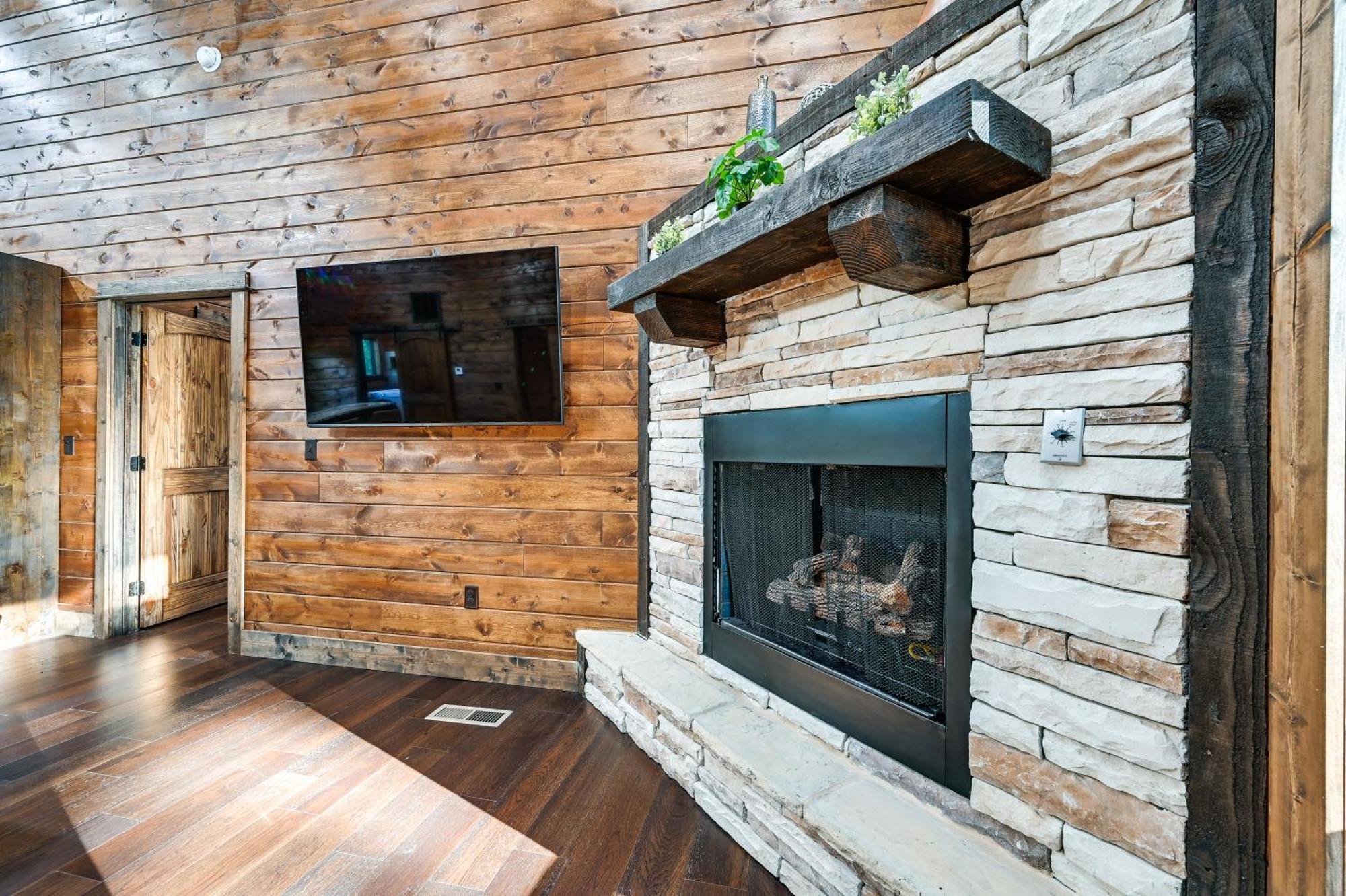 Sleek With Hot Tub 11 Mi To Lake! *