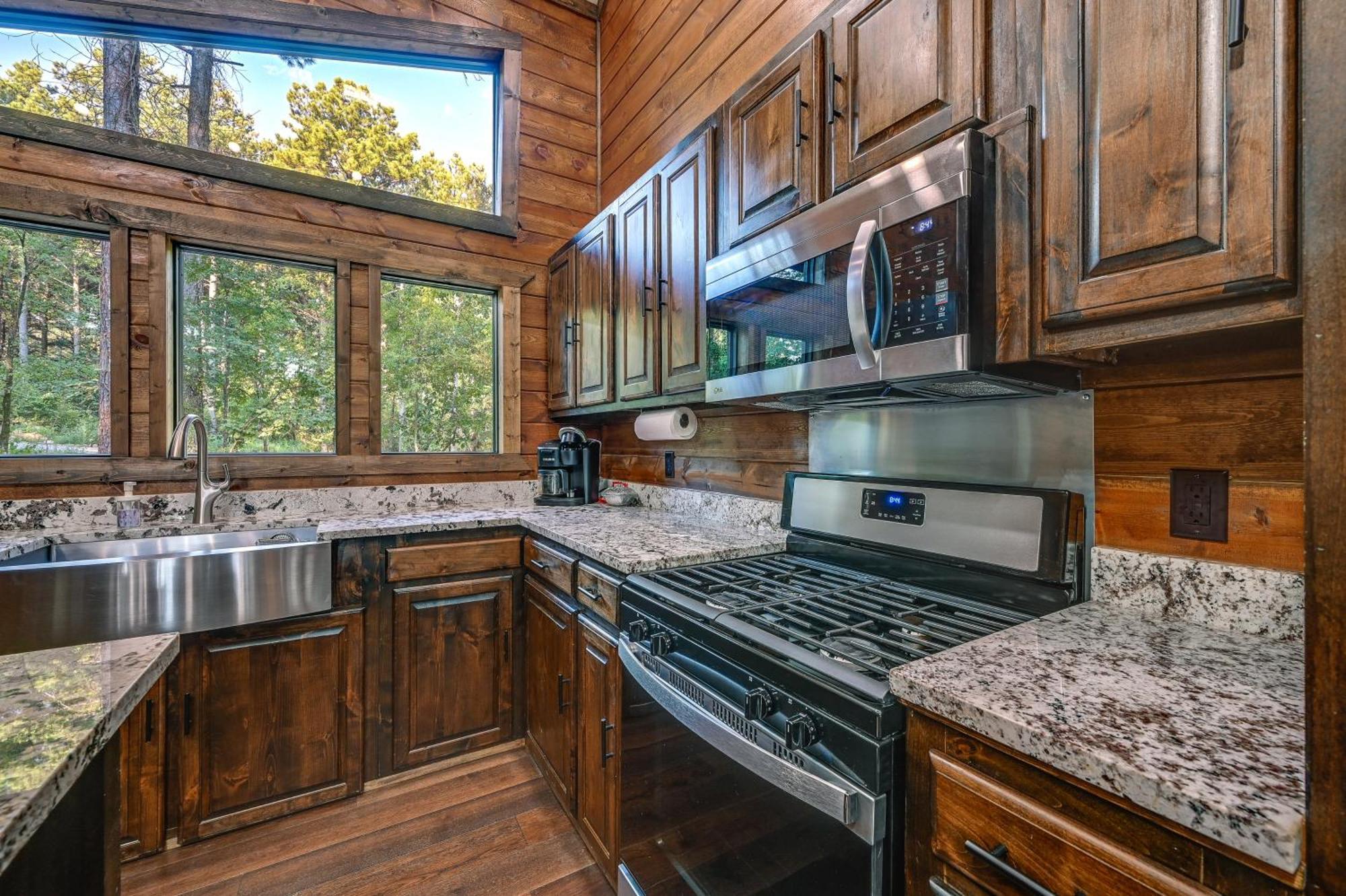 Sleek With Hot Tub 11 Mi To Lake! Broken Bow
